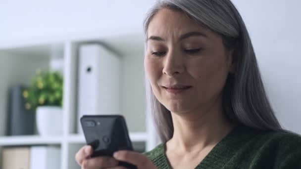 Lugn Snygg Mogen Affärskvinna Använder Sin Smartphone Som Arbetar Kontoret — Stockvideo