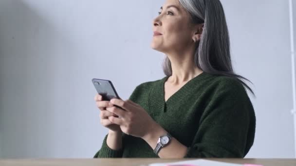 Uma Bela Mulher Negócios Madura Está Usando Seu Smartphone Enquanto — Vídeo de Stock