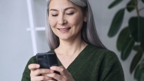 Uma Mulher Negócios Madura Sorridente Está Usando Seu Smartphone Enquanto — Vídeo de Stock