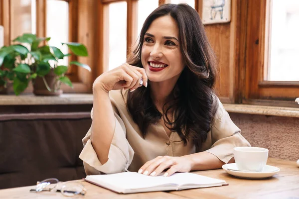 Bild Einer Glücklichen Erwachsenen Frau Die Sich Notizen Tagebuch Macht — Stockfoto