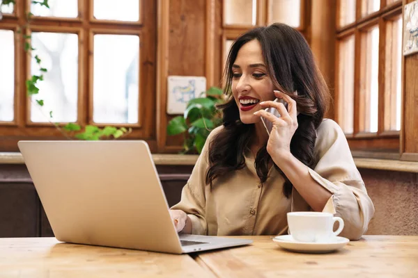 Kép Boldog Barna Felnőtt Beszél Mobiltelefon Dolgozik Laptop Miközben Hangulatos — Stock Fotó