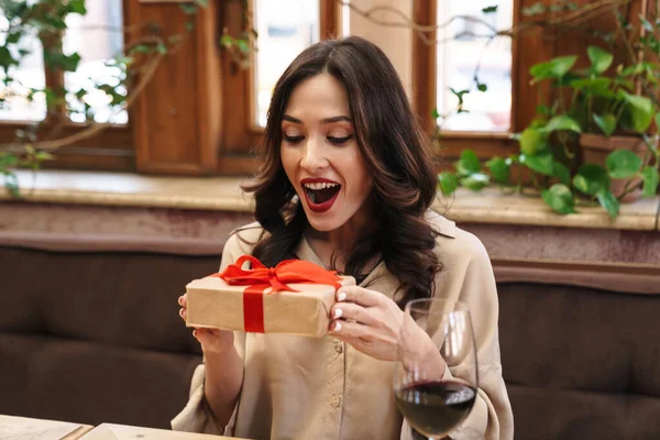 Bild Von Aufgeregten Erwachsenen Frau Die Überraschung Ausdrückt Und Geschenkbox — Stockfoto