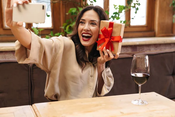 Bild Einer Aufgeregten Erwachsenen Frau Die Ein Selfie Auf Einem — Stockfoto