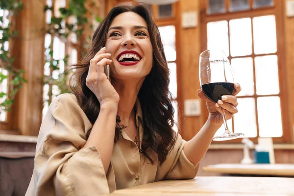 Bild Einer Fröhlichen Erwachsenen Frau Die Café Drinnen Rotwein Trinkt — Stockfoto