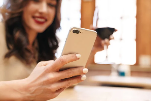 Immagine Allegra Donna Adulta Che Beve Vino Rosso Utilizza Telefono — Foto Stock