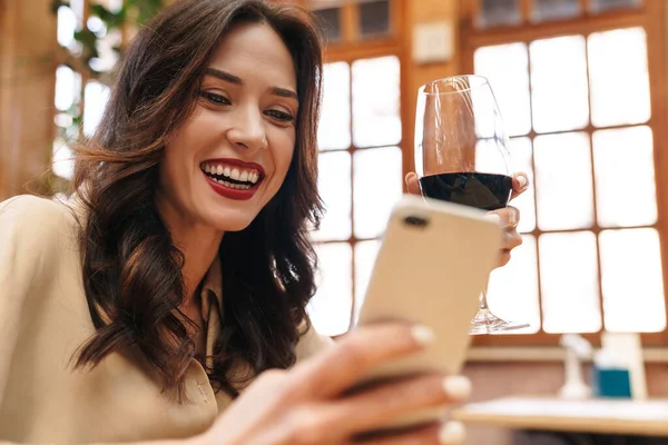 Immagine Allegra Donna Adulta Che Beve Vino Rosso Utilizza Telefono — Foto Stock