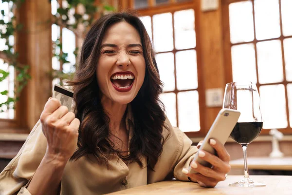 Kafede Otururken Elinde Kredi Kartı Olan Cep Telefonu Kullanan Heyecanlı — Stok fotoğraf