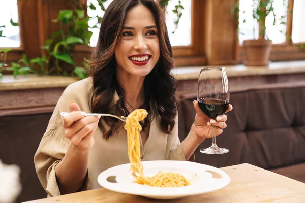 Bild Einer Lachenden Brünetten Erwachsenen Frau Die Pasta Isst Und — Stockfoto