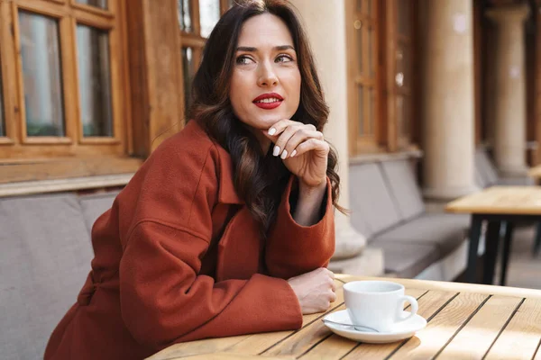 Imagen Pensar Hermosa Mujer Adulta Tomando Café Mientras Está Sentada — Foto de Stock