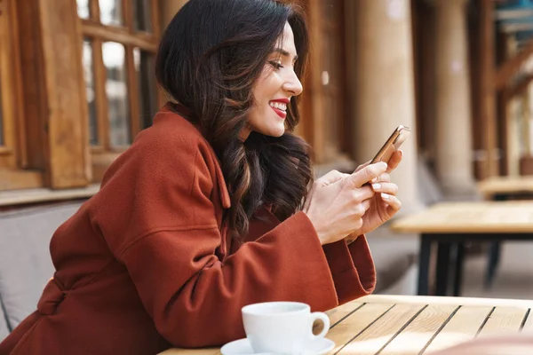 Kép Boldog Gyönyörű Felnőtt Használja Mobiltelefon Kávézás Közben Utcai Kávézó — Stock Fotó