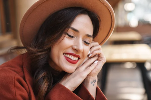 Imagen Mujer Adulta Elegante Feliz Sombrero Sonriendo Mientras Está Sentado —  Fotos de Stock