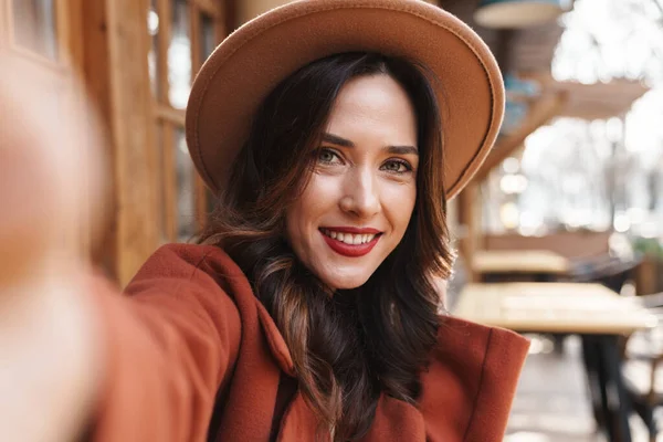 Şapkalı Neşeli Zarif Yetişkin Bir Kadının Sokak Kafesinde Otururken Gülümseyip — Stok fotoğraf