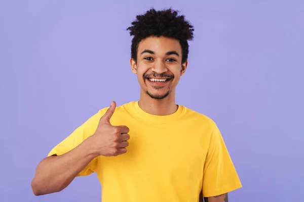 Foto Van Grappige Afro Amerikaanse Man Glimlachen Tonen Duim Omhoog — Stockfoto