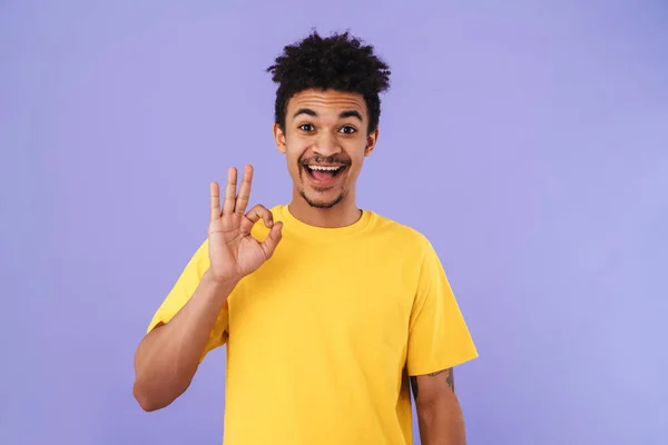 Foto Van Opgewonden Afro Amerikaanse Man Glimlachen Tonen Teken Geïsoleerd — Stockfoto