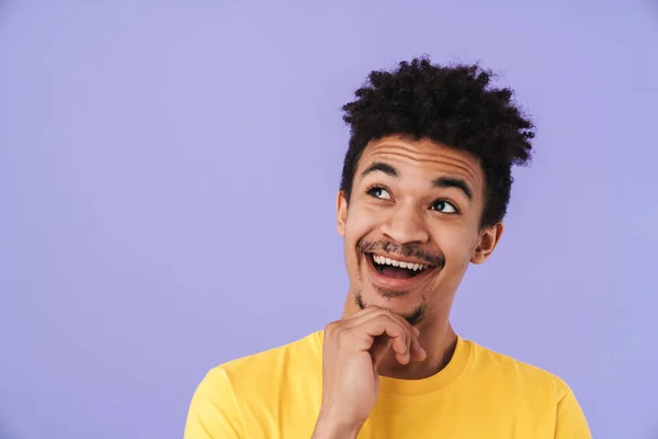 Foto Van Vrolijke Afrikaans Amerikaanse Man Glimlachend Kijkend Naar Boven — Stockfoto