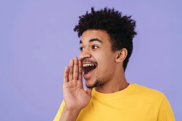 Foto Van Opgewonden Afrikaanse Amerikaanse Man Kijken Opzij Schreeuwen Geïsoleerd — Stockfoto