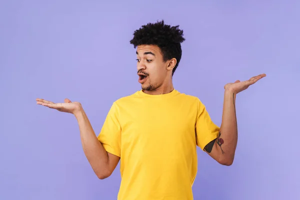 Foto Joven Afroamericano Expresando Sorpresa Sosteniendo Espacio Aislado Sobre Fondo — Foto de Stock