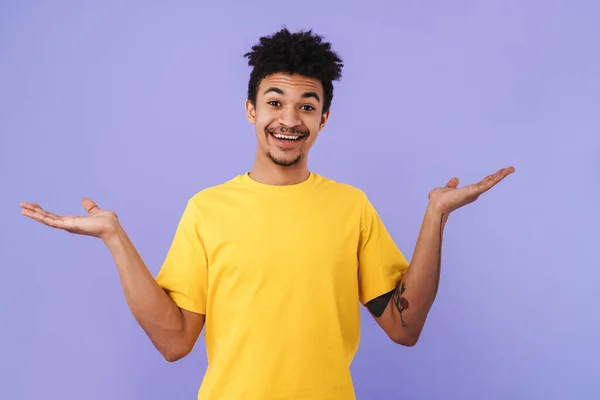 Foto Del Alegre Hombre Afroamericano Sonriendo Sosteniendo Espacio Copia Aislado —  Fotos de Stock