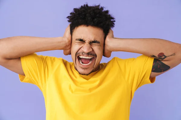 Foto Homem Afro Americano Descontente Cobrindo Seus Ouvidos Gritando Isolado — Fotografia de Stock