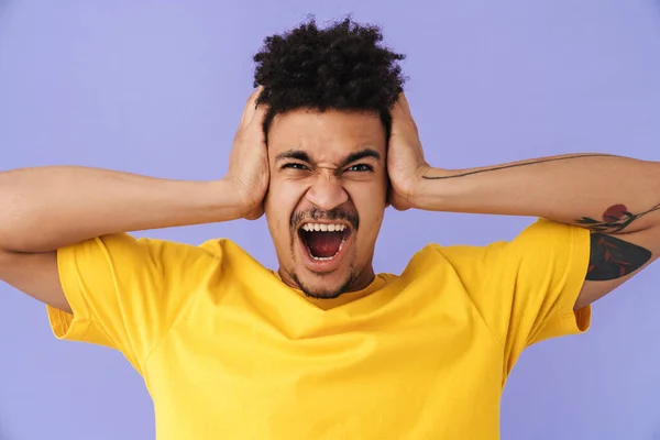 Bild Missnöjd Afrikansk Amerikansk Man Täcker Öronen Och Skriker Isolerad — Stockfoto
