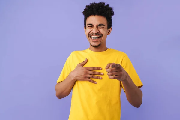 Foto Allegro Uomo Afroamericano Che Punta Dito Contro Macchina Fotografica — Foto Stock