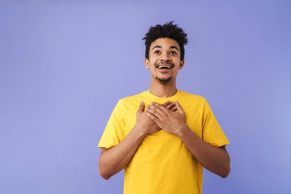 Foto Hombre Afroamericano Emocionado Sonriendo Con Las Manos Pecho Aisladas —  Fotos de Stock