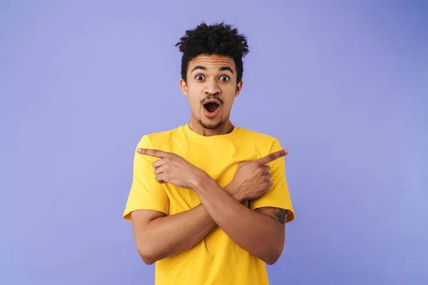 Foto Hombre Afroamericano Emocionado Expresando Sorpresa Señalando Los Dedos Lado — Foto de Stock