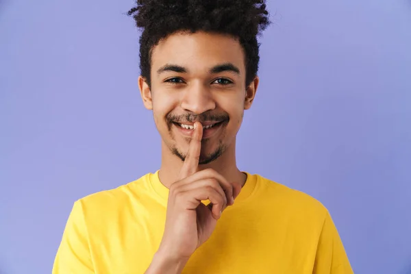 Foto Van Vrolijke Afrikaans Amerikaanse Man Glimlachend Tonen Stilte Gebaar — Stockfoto