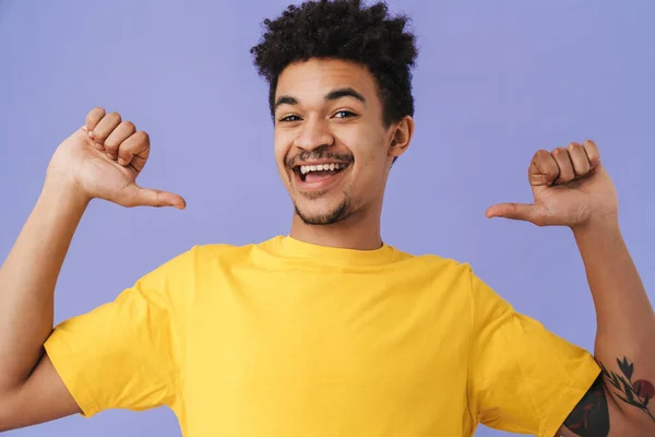 Foto Alegre Hombre Afroamericano Sonriendo Señalando Pulgares Aislados Sobre Fondo — Foto de Stock
