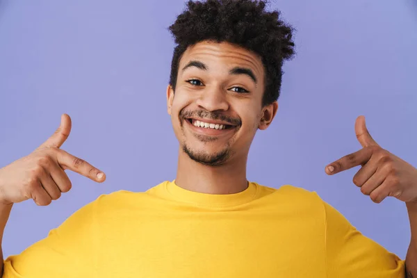 Foto Van Vrolijke Afrikaans Amerikaanse Man Glimlachend Wijzende Vingers Zelf — Stockfoto