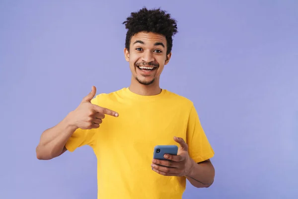 Foto Van Grappige Afro Amerikaanse Man Wijzende Vingers Naar Smartphone — Stockfoto