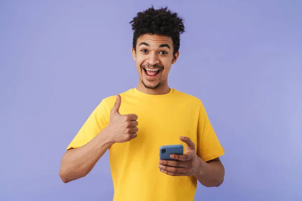 Foto Van Grappige Afro Amerikaanse Man Met Behulp Van Smartphone — Stockfoto