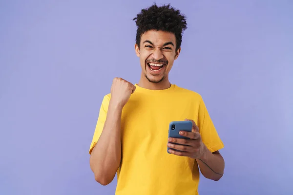 Foto Van Verrukt Afrikaans Amerikaanse Man Met Behulp Van Smartphone — Stockfoto