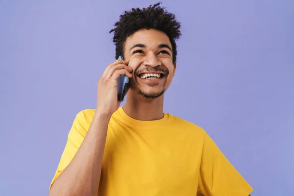 Foto Hombre Americano Africano Alegre Hablando Smartphone Riendo Aislado Sobre — Foto de Stock
