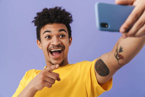 Foto Van Vrolijke Afrikaans Amerikaanse Man Neemt Selfie Wijzende Vinger — Stockfoto