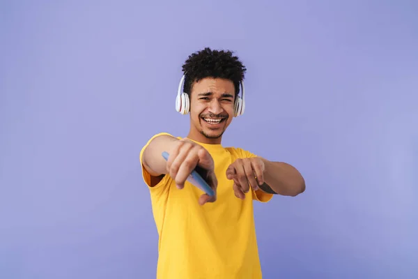 Foto Homem Americano Africano Alegre Apontando Dedos Para Câmera Enquanto — Fotografia de Stock