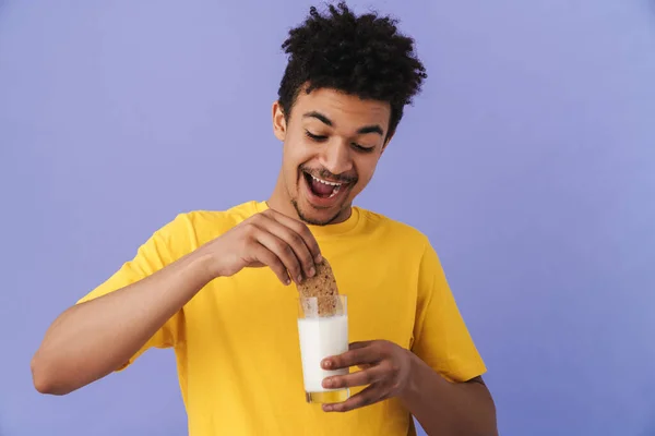 Foto Hombre Afroamericano Contento Sonriendo Mientras Come Galletas Con Leche — Foto de Stock