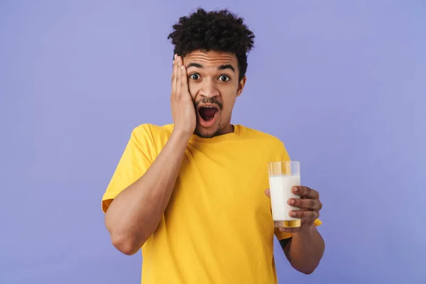 보라색 우유를 충격적 아프리카 미국인 남자의 — 스톡 사진