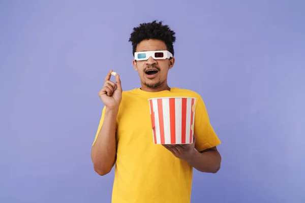 Fénykép Rémült Afro Amerikai Férfi Szemüvegben Filmet Néz Eszik Popcorn — Stock Fotó