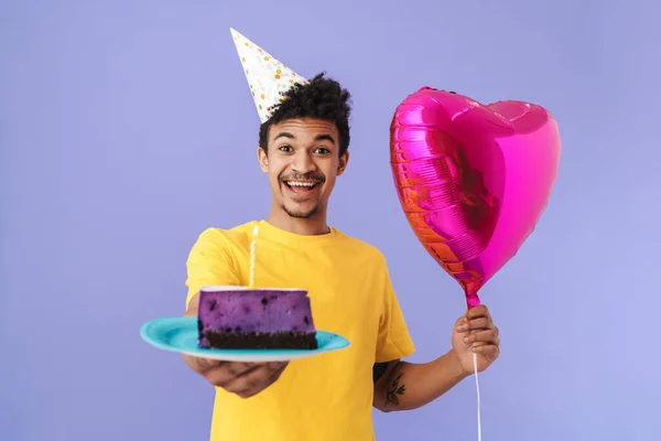 Foto Hombre Afroamericano Feliz Cono Fiesta Sosteniendo Pastel Globo Aislado — Foto de Stock