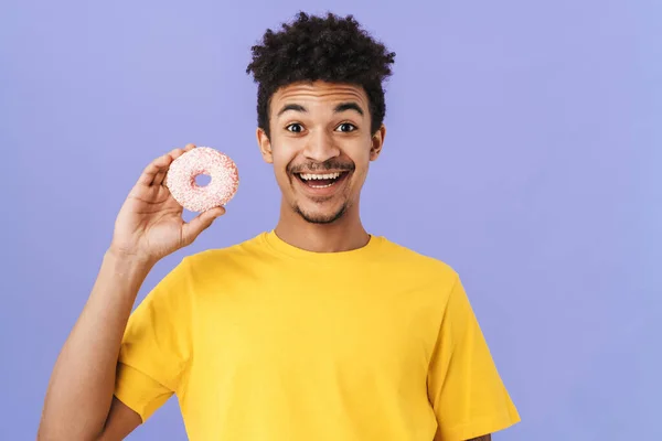 Foto Hombre Americano Africano Alegre Sosteniendo Donut Sonriendo Aislado Sobre — Foto de Stock