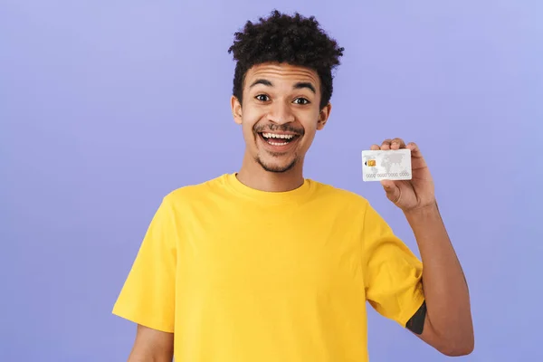 Foto Hombre Americano Africano Alegre Sosteniendo Tarjeta Crédito Sonriendo Aislado —  Fotos de Stock