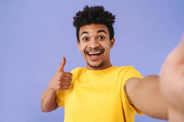 Foto Alegre Hombre Afroamericano Tomando Una Foto Selfie Mostrando Pulgar —  Fotos de Stock