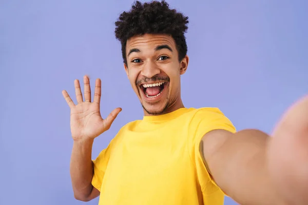 Foto Homem Americano Africano Alegre Tirando Foto Selfie Acenando Mão — Fotografia de Stock