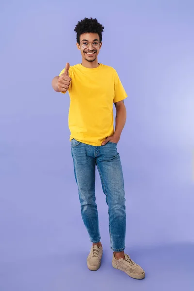 Foto Homem Americano Africano Alegre Óculos Sorrindo Mostrando Polegar Isolado — Fotografia de Stock