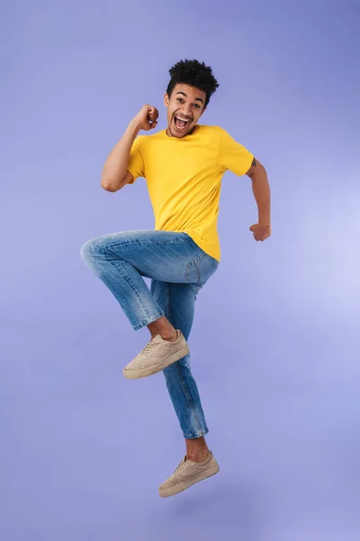 Foto Del Alegre Hombre Afroamericano Saltando Burlándose Cámara Aislada Sobre — Foto de Stock