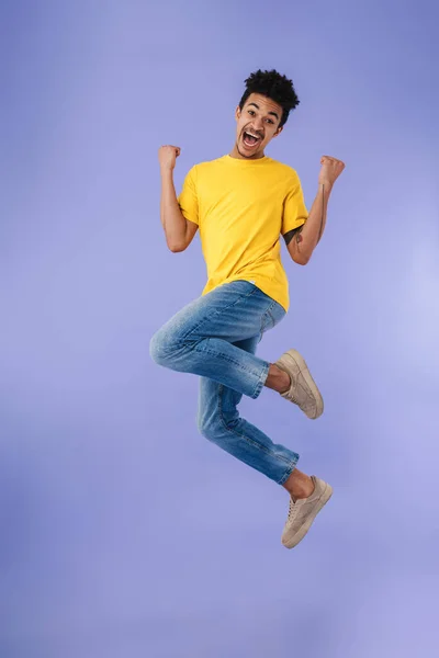 Foto Homem Americano Africano Animado Pulando Fazendo Gesto Vencedor Isolado — Fotografia de Stock