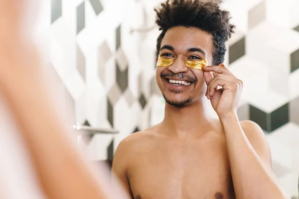 Foto Homem Afro Americano Semi Excitado Com Manchas Nos Olhos — Fotografia de Stock