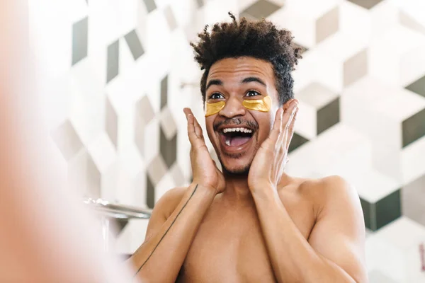 Foto Homem Afro Americano Semi Excitado Com Manchas Nos Olhos — Fotografia de Stock