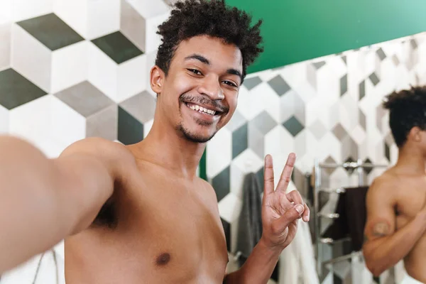 Photo Smiling Half Naked African American Man Gesturing Peace Sign — Stock Photo, Image